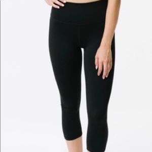 Black Ascend Hi-rise capri leggings size 8-10